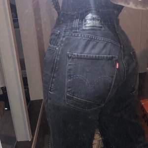 Svarta Vintage Levi’s loose straight jeans med hål i knäna🖤 storlek w32/L32, jag är 168 cm och dom passar perfekt i längden. Har satt snöre i midjan så man kan ha de utan skärp.