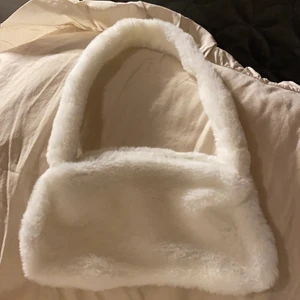 Fluffig väska - Jättefin fluffig vit handbag 🤍🤍🤍70+frakt, (andra är ej min bild)