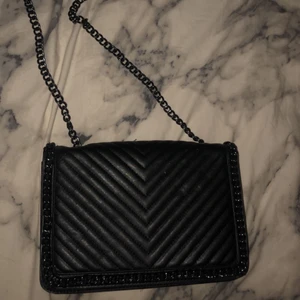 Ny väska - Helt ny svart väska. Skitsnygg! Säljes pga jag har på tok för många som är likadana & jag använder inte ens väska 😂 använd max 1-2 gånger. ☺️