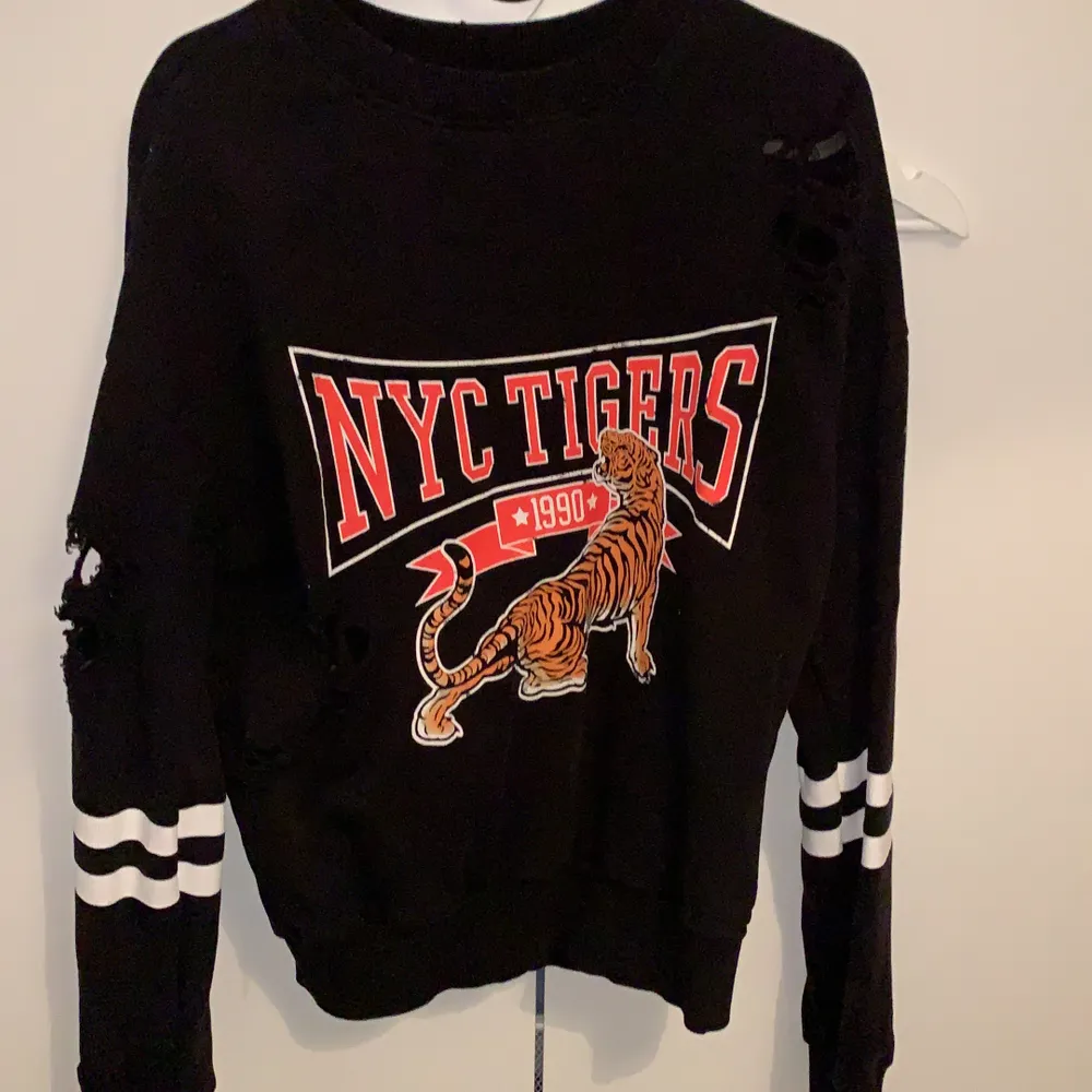 Svart crewneck med tiger tryck och rips i. Säljer då den inte är min stil längre. 75kr. Hoodies.