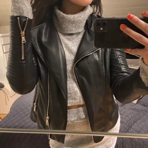 Skinnjacka  - Skinnjacka med silver detaljer! 