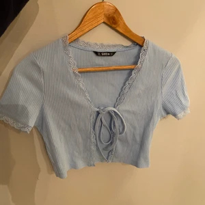 Fin Ljusblå volang topp  - Super fin ljusblå volang topp med fina detaljer som går att knyta, aldrig använt 💕