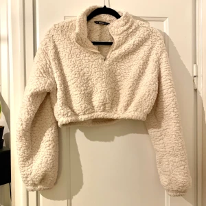 Lurvig vit tröja  - Säljer min fina tröja från SHEIN då det inte är riktigt min stil. Använt ca 3 gånger. Säljer den för 100kr + frakt 75kr☺️