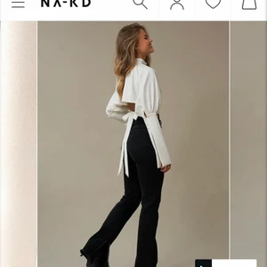 Svarta jeans med slit  - Svarta jeans med slits nertill. Nypris 549. Strl 36. Frakt 79kr. Är ca 167cm och sitter bra på mig i längden, dom är långa i modellen. 