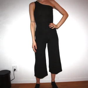 Ribbad jumpsuit Boohoo XS - Helt ny ribbad jumpsuit från Boohoo. Storlek XS. Croppad längd.