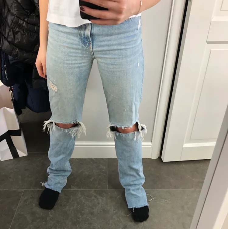 Trendiga jeans ifrån zara som jag köpte sommaren 2019. Super fina och passar bra till alla outfits! . Jeans & Byxor.