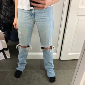 Slitna jeans  - Trendiga jeans ifrån zara som jag köpte sommaren 2019. Super fina och passar bra till alla outfits! 