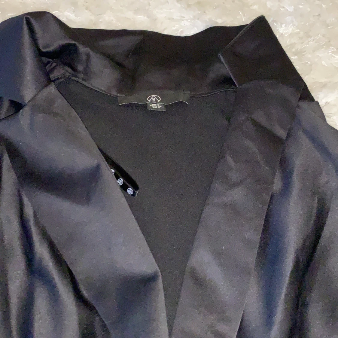 Långärmad klänning i satin - 91