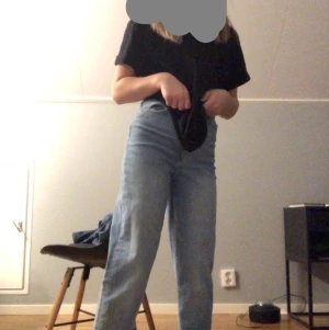 Blåa Baggy Jeans - Jättefina ljusblåa jeans från hm. Bara 3 veckor gamla och använda 1 gång!