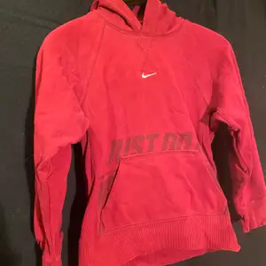 Vintage nike hoodie för barn!🌟 Säljes i befintligt skick, precis som allt annat🌼 Skriv gärna vid frågor eller vid efterfrågan på fler bilder!