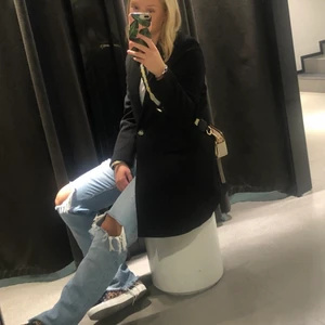 Svart kappa  - Kappa från mango. Storlek 36. Köparen står för frakten, skriv för fler bilder.