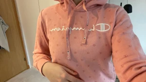 Rosa champion hoodie  - Väldigt bra skick! Storlek M💖 Orginal pris ca 400, säljer för 100💖