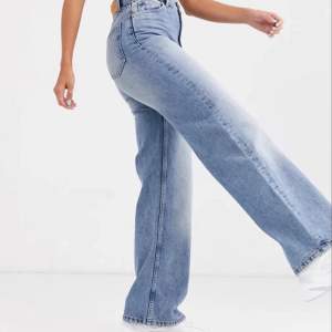 Säljer dessa super snygga jeans i modellen ”yoko wide leg light blue” från monki. Storlek 24. Jag köpte dom av en annan här på plick men tyvärr passar dom inte mig, tråkigt då ja älskar dom!! Helt nya kostar 400kr, jag säljer för 250kr + frakt🥰 Skriv privat om du är intresserad eller har några frågor