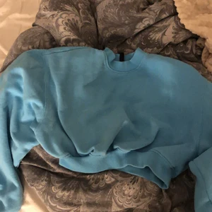 Blå kroppad tröja - Blå magtröja