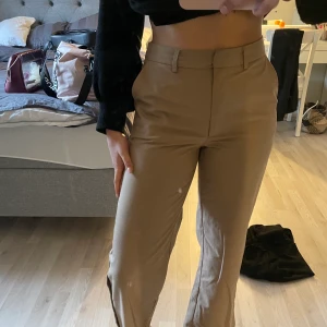 NaKd byxor  - Jag säljer mina NaKd byxor i storlek 38. På mig sitter dem bra men eftersom jag knappt använt dem är det ej värt att ha kvar. Jag är 164 cm lång och längden är perfekt för mig personligen. Nypris 499                            Köpare står för frakt:)