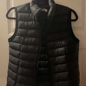 Svart dun väst  - Säljer min svarta dunväst från zalando , kostar cirka 500 orginalpris , mitt pris 200!! Som ny!! ⚡️⚡️ ( just nu är det budgivning , budet ligger på 300 ) 