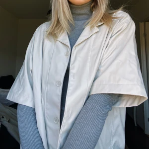 Weekday - Läder skjorta från Weekday. Helt ny och har en oversizefit