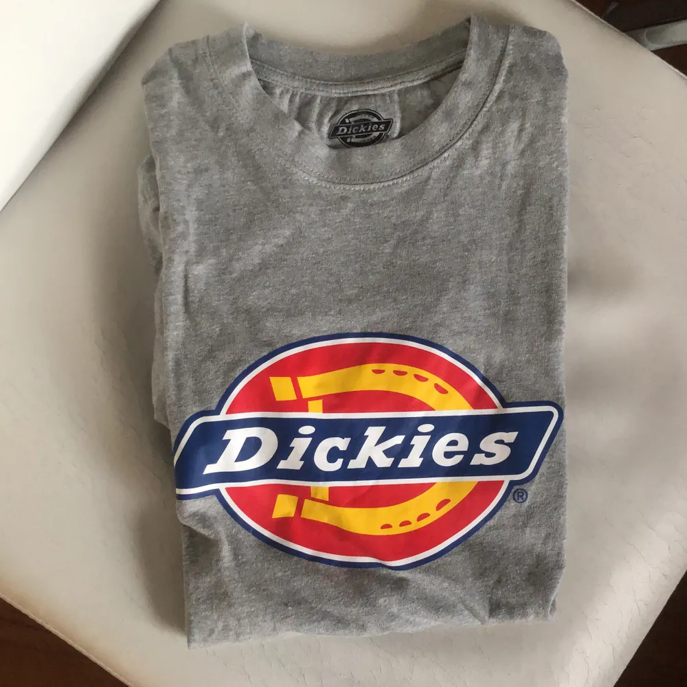 En grå t-shirt från dickies som bara är använd en gång! Startpris på 120kr. T-shirts.