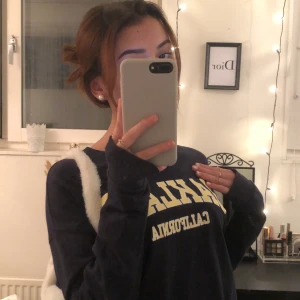 Tröja  - Säljer denna trendiga tröjan! Den är mörkblå, nästan svart, med gult tryck på. Skön och är som ny!! Skriv till mig privat för övriga frågor!💕