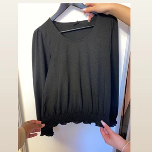 Blus från Gina  - En jättefin croppad blus från Gina tricot. Storlek M men passar mer en XS/S