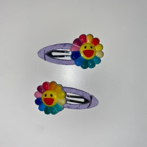 Indie hårklämmor - Indie hårklämmor med den kända blomman, aldrig använda, själva blommorna sitter lite dåligt så man kan behöva limma på dem om dem trillar av, fri frakt✨