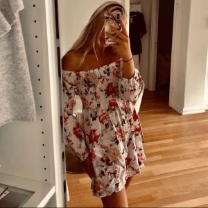 Lise Sandahl blus/klänning - Blommig blus från Lise Sandahl. Använd en gång tyvärr inga tags kvar 