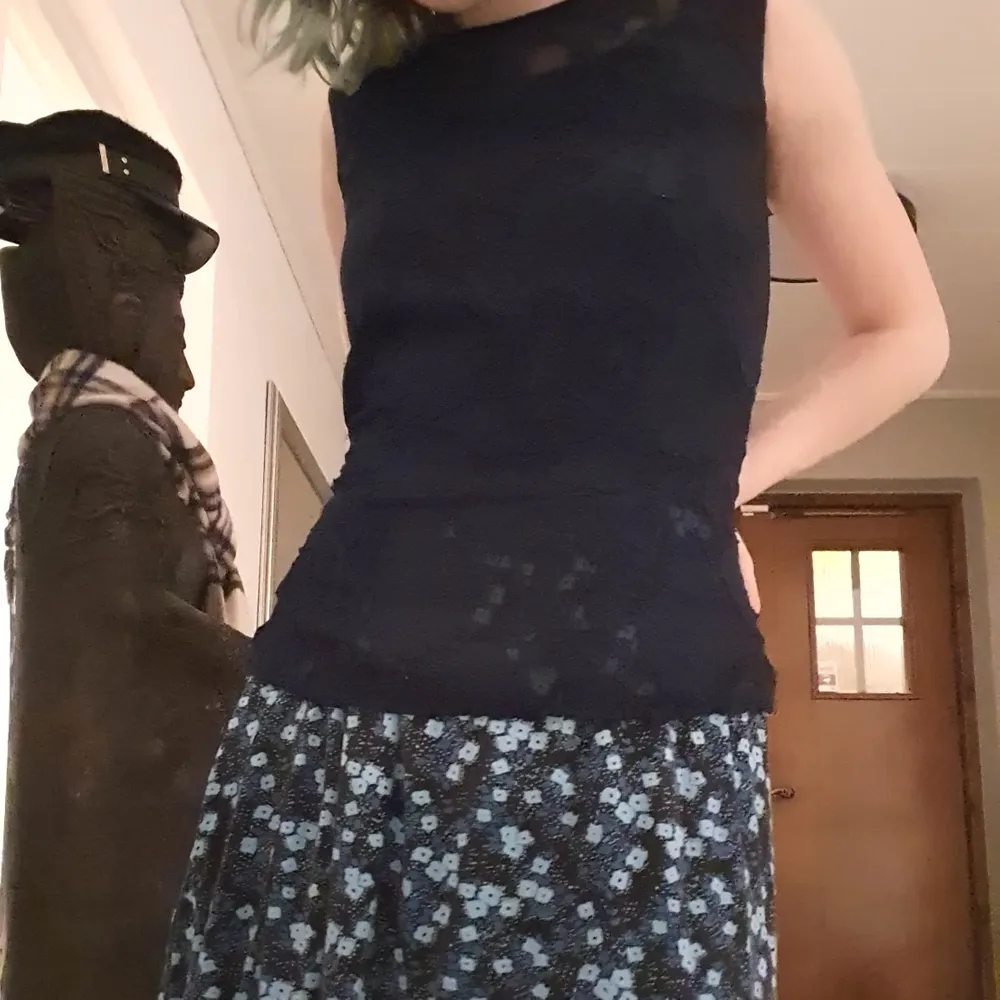 Jättefin mörkblå tröja! Den har två lager, ett linne och ett tunnare lager med mönster. Säljer då den inte är min stil längre. Fint skick 🥰. Skjortor.