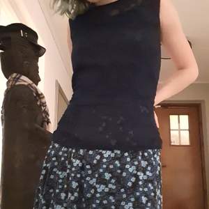 Jättefin mörkblå tröja! Den har två lager, ett linne och ett tunnare lager med mönster. Säljer då den inte är min stil längre. Fint skick 🥰
