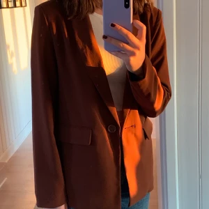 Kavaj från NLY trend - Brun kavaj i fint skick från NLY trend. Använd ett fåtal gånger köpte för 300 säljer för 50kr.