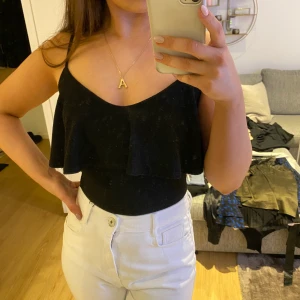 Glittrig body - En svart glittrig body från zara, stickat tyg. Aldrig använd. Strl S. Köparen står för frakten 