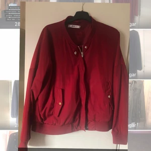 Röd bomberjacka - Röd tunn bomberjacka. 