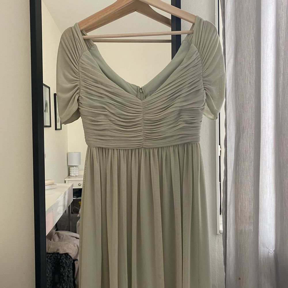 Jag säljer nu min klänning från 9ans bal! Den är använd en gång. Den är i strl 34 och den går ungefär till knäna på mig som är 160 cm lång. Den är i en jätte fin ljus grön färg. Kontakta mig för fler bilder av klänningen🥰 köparen står för frakten. Klänningar.