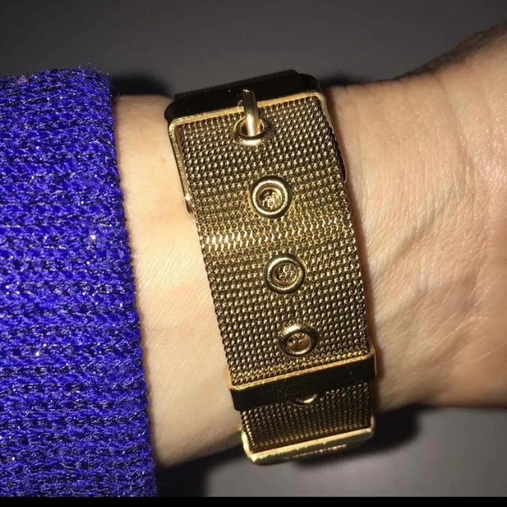 Guldfärgat armbandsur nytt aldrig använt. (Ej guld) 80kr. Accessoarer.