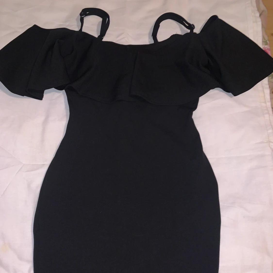 Off-shoulder klänning