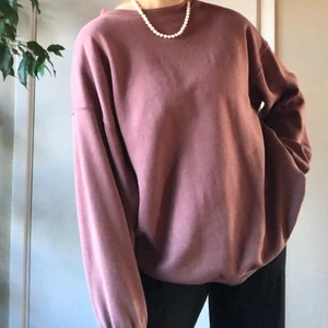 ZARA SWEATSHIRT - En brun, trendig, oversize sweatshirt från zara. I storlek M o den sitter bra oversize på mig som brukar ha S. Inga fel på den utan jag säljer för att den inte kommer till användning. (DEN ÄR BRUN, DEN RÄTTA FÄRGEN VISAS INTE PÅ BILDERNA)