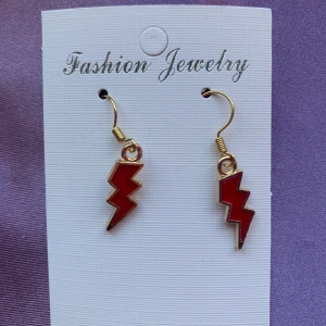 blixt örhängen  - egna örhängen, nickelfria. Frakten är 13kr