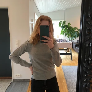Grå tröja! - Storlek XS, nästan aldrig använd. Köparen står för frakt😀