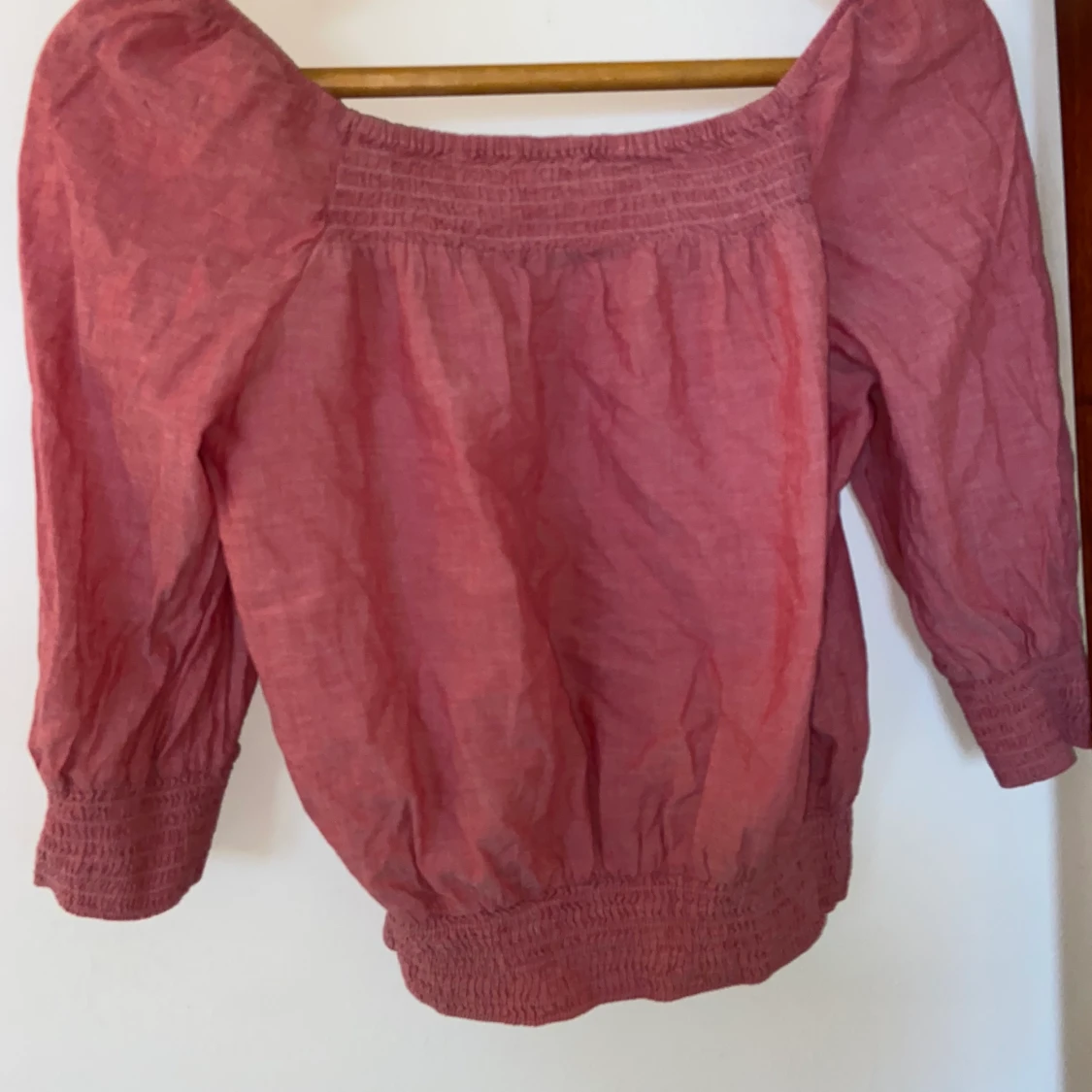 Somrig blus med puffaxlar