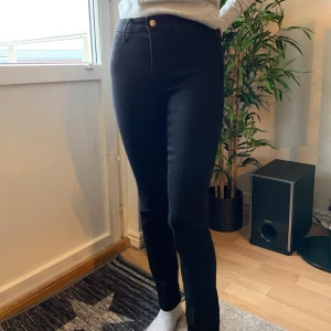 Svarta Jeans 👖  - storlek 24 helt oanvända