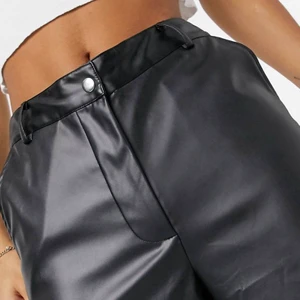 Läderbyxor  - Svarta läderbyxor från Reclaimed vintage. Köpta för 479kr