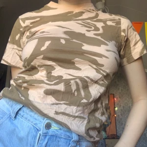 Camo-tröja  - Köpt på Urban outfitters i barcelona för något år sedan men endast använd ett fåtal gånger!