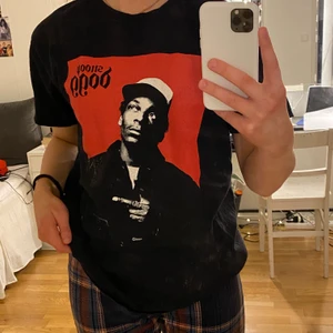 Snoop Dogg t-shirt - Skit snygg Snoop Dogg t-shirt köpt på Punkt Shop. Endast använt fåtal gånger så i super bra skick. Storlek M o sitter Lite oversize på mig som vanligtvis har S. Köparen står för frakten💕