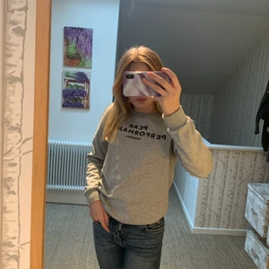 Peak performance sweatshirt  - Sweatshirt från peak performance. Är i mycket bra skick och knappt använd. Storleken är XS på tröjan. Köparen står för frakten.❤️