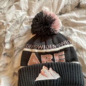 Åre mössa 💗 - Säljer denna Åre mössan har använt 1 gång 💗💗💗budgivning om fler är intresserade💗🤩🤩 Budet ligger på 350 kr 🤩❤️