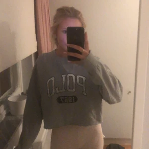 Sweatshirt  - Cropad sweatshirt från ralph lauren. Köpt för 750kr säljs för 350kr Möts på Östermalm 