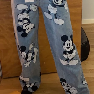 Jeans  - Helt nya jeans från Bershka. Finns inte kvar på hemsidan och säljs pga inte kommer till användning💕 Frakt på 63kr tillkommer🚚📦 (Färgen är som på sista bilden)