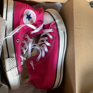 Converse - Säljer dessa suuuper coola skor. Helt äkta och knappt använda. Säljer pga av att det inte är min stil!💞💞