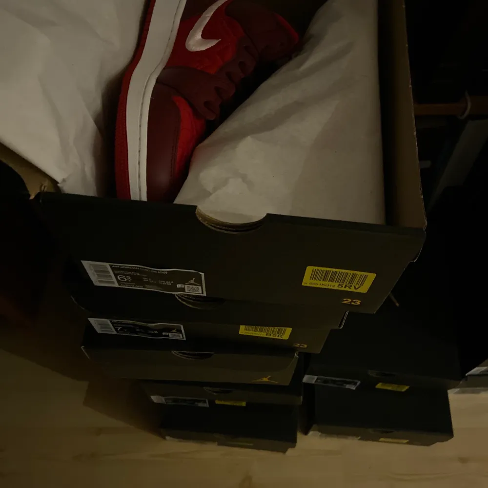 Helt nya jordan 1 mids gs. Storlek 38,5 39 och 40. Första och andra bilden är lånad. Billigare vid snabb affär. Kengät.