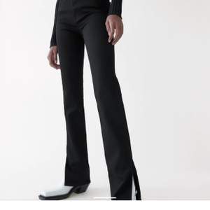 Svarta zara jeans med slits. Aldrig använda pga för små. 60kr frakt