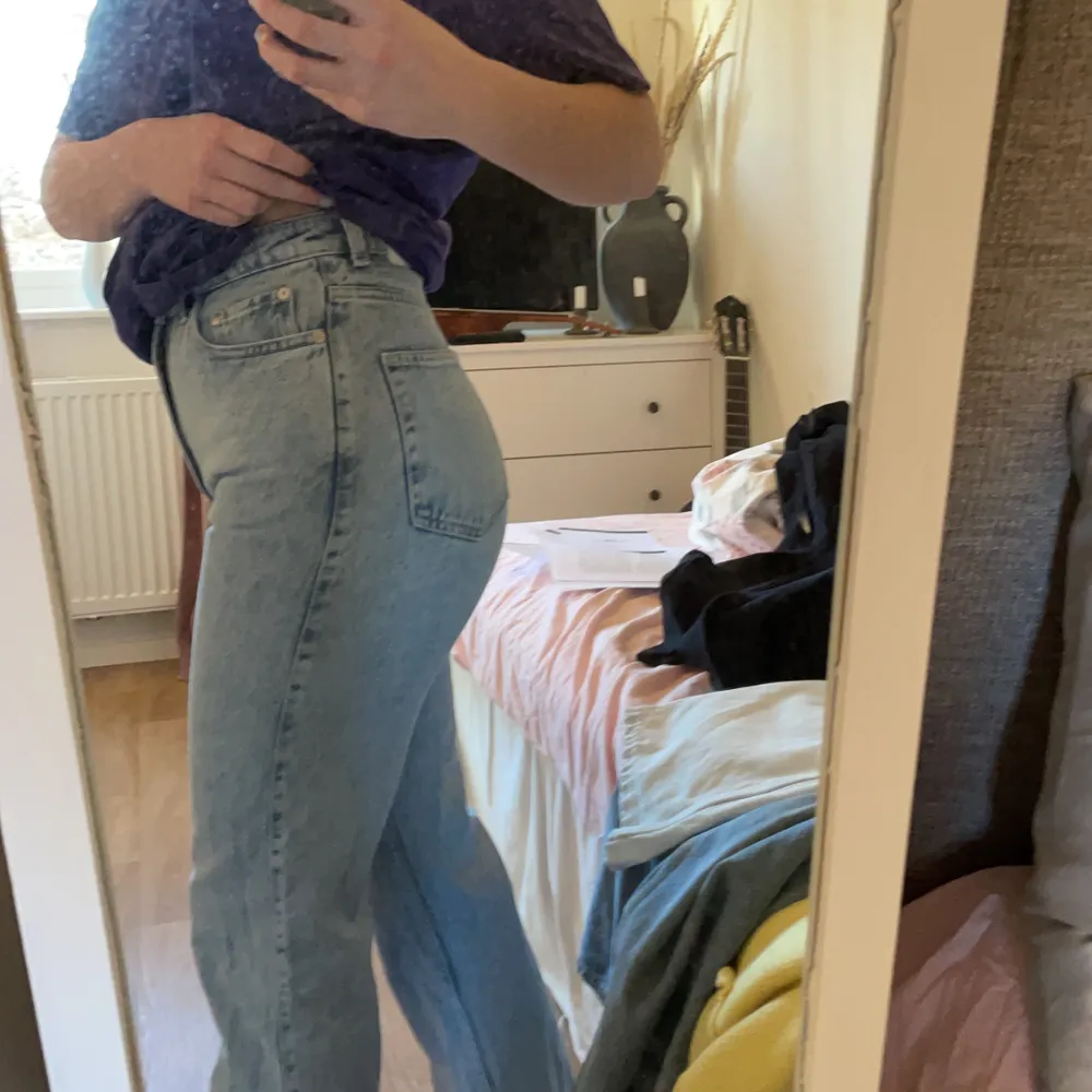 Mina fina rowejeans från weekday! Säljer då jag växt ur de☹️Nypris 500kr. Jeans & Byxor.